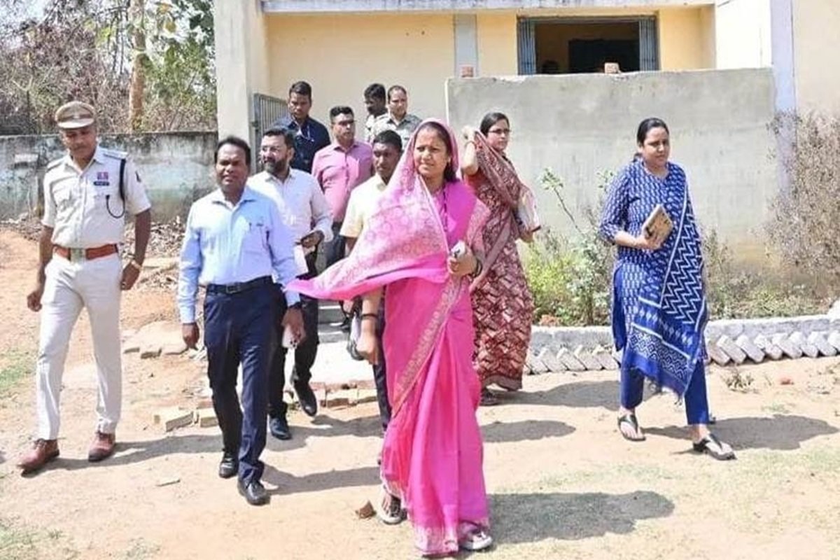CG News: एक्शन में मंत्री लक्ष्मी राजवाड़े, अचानक पहुंची इन जिलों के आंगनबाड़ी केंद्रों में, लापरवाही पर लगाई अधिकारियों-कर्मचारियों की क्लास