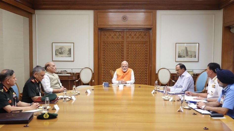 पीएम मोदी ने डेढ़ घंटे तक की हाई लेवल मीटिंग, राजनाथ सिंह-अजीत डोभाल के साथ तीनों सेनाओं के प्रमुख रहे मौजूद