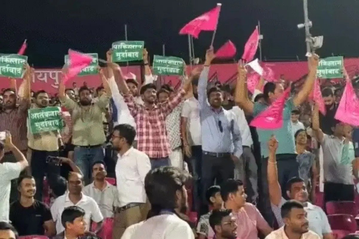 IPL 2025 : पहलगाम आतंकी हमले को लेकर स्टेडियम में ‘पाकिस्तान मुर्दाबाद’ और ‘भारतीय सेना जिंदाबाद’ के नारे
