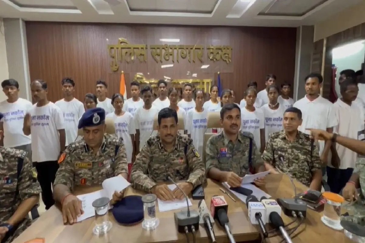 छत्तीसगढ़ में 40 लाख रुपये के 22 इनामी नक्सलियों ने किया सरेंडर, दंपति भी है शामिल