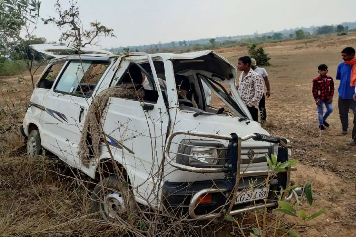 Van accident: बारातियों से भरी वैन पेड़ से टकराई, एक युवक की मौत, 5 घायलों में 2 की हालत गंभीर