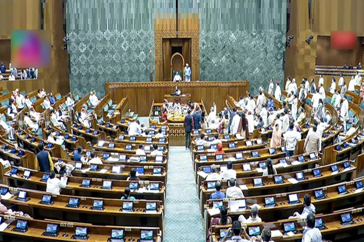 Waqf Amendment Bill: वक्फ संशोधन बिल लोकसभा में आज होगा पेश, विरोध की तैयारी में विपक्ष