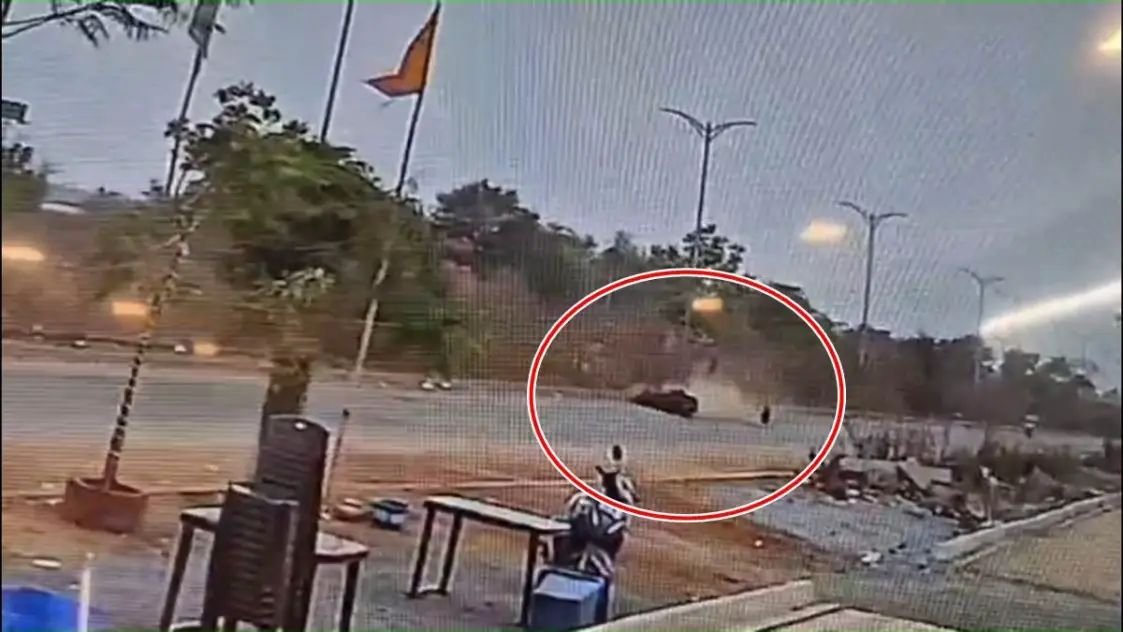 रायपुर में दर्दनाक हादसा,  डिवाइडर से टकराई स्कूटी, कॉलेज छात्रा का सिर धड़ से हुआ अलग