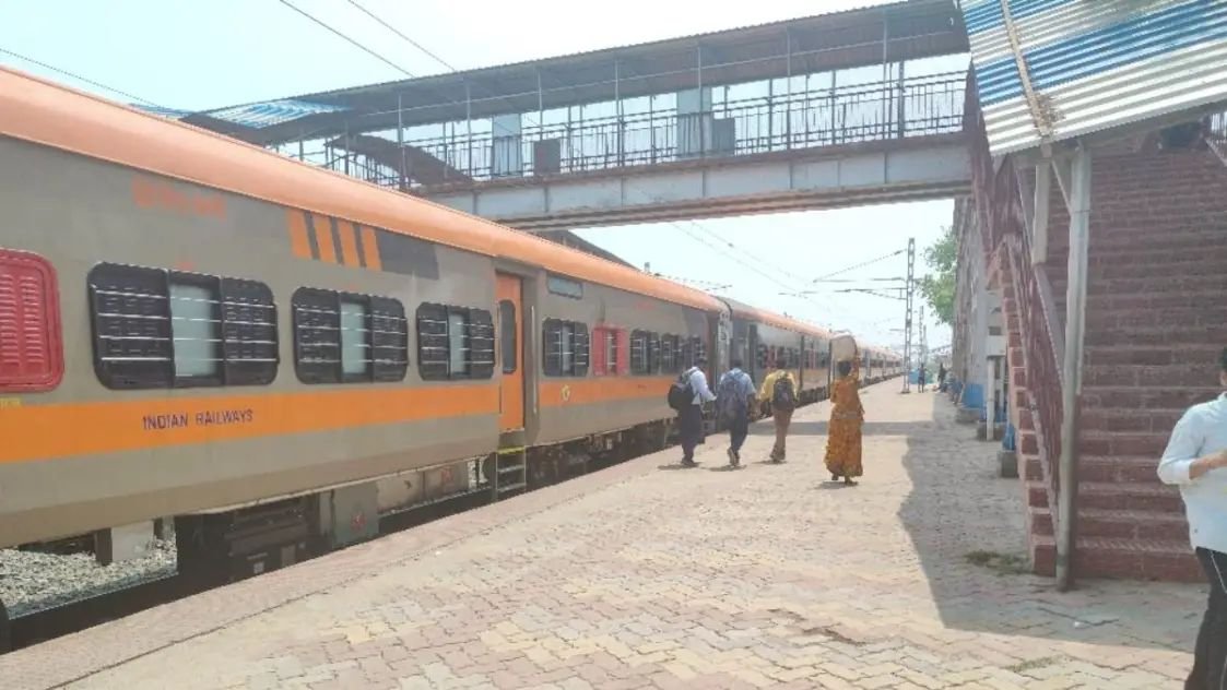 Patna News: पुलिस ने इस ट्रेन में अचानक दी दबिश, बोगी में टॉर्च जलाते ही उड़े होश; पति-पत्नी समेत 4 गिरफ्तार