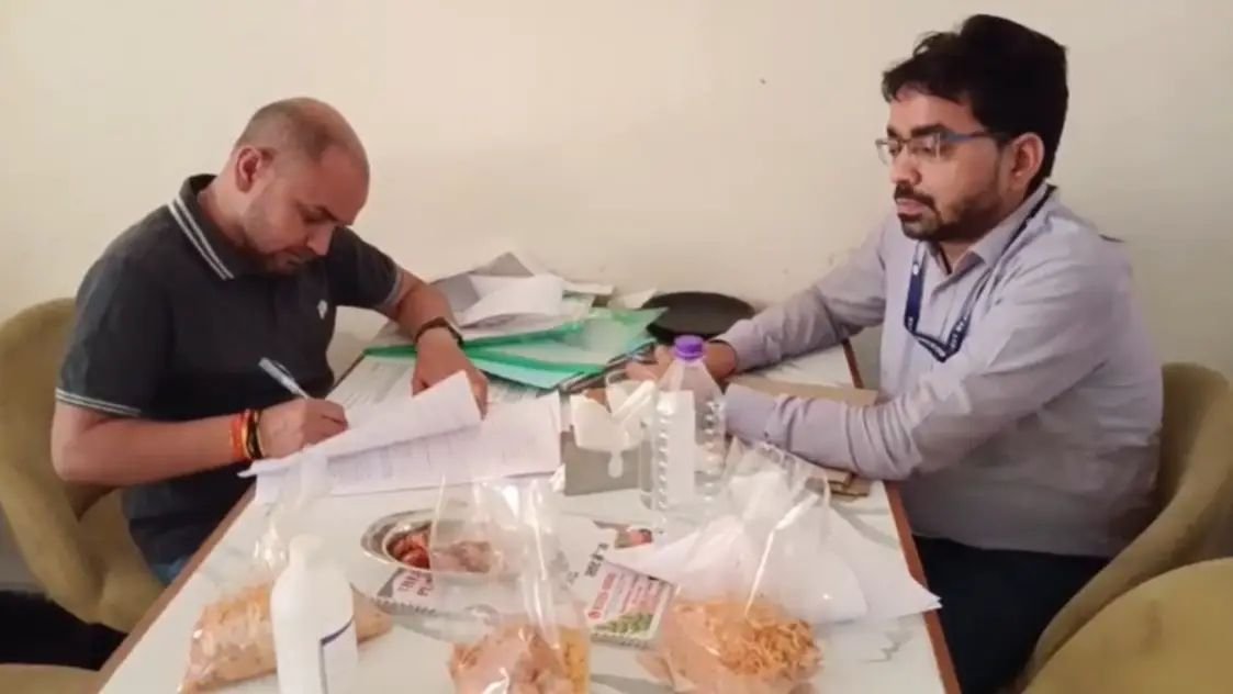 बिरयानी और नॉनवेज लवर्स वाले हो जाएं सावधान! रायपुर के इस रेस्टोरेंट में खाने में निकला काक्रोच