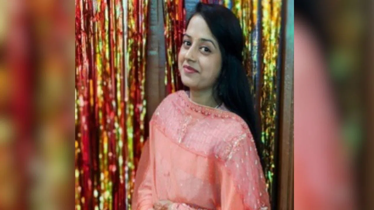 UP: गर्लफ्रेंड की शादी की खबर से कातिल बना प्रेमी, बीच सड़क प्रेमिका को मारी गोली; फिल्मी स्टाइल में किया सरेंडर