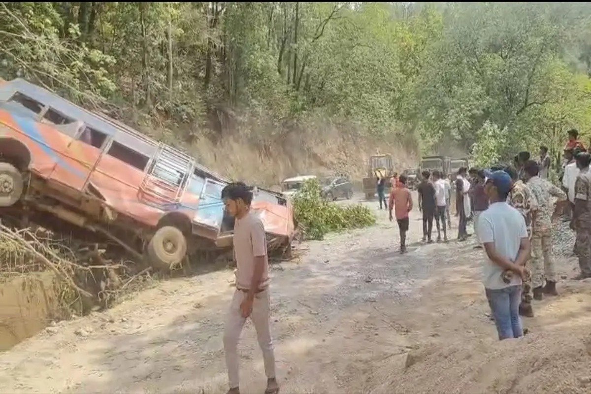 छत्तीसगढ़ में बड़ा हादसा: बारातियों से भरी बस पहाड़ से पलटी, 3 की मौत, 53 घायल, 7 की हालत गंभीर