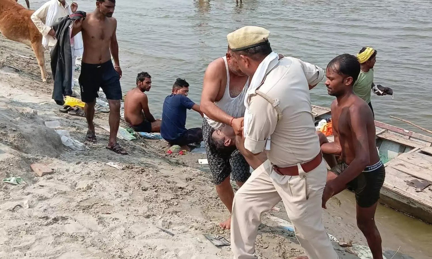 रायबरेली में बड़ा हादसा: अस्थियां विसर्जन करने आए नौ लोग गंगा में डूबे, तीन की मौत, गोताखोरों ने 6 की जान बचाई