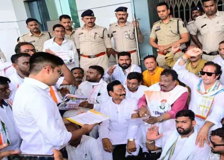 CG High Security Number Plate: कांग्रेस ने किया RTO का घेराव, हाई सिक्‍योरिटी नंबर प्‍लेट की समय सीमा को लेकर विरोध