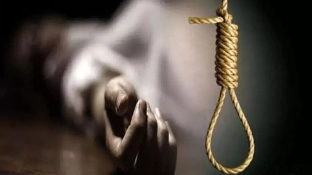 घर में चुनरी से झूलती मिली युवती की लाश! इलाके में मचा हड़कंप, पुलिस कर रही जांच
