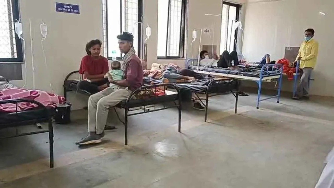 Dewas Food Poisoning: पानीपुरी खाने के बाद कई लोग बीमार, उल्टी-दस्त की शिकायत लेकर दर्जनों लोग पहुंचे अस्पताल