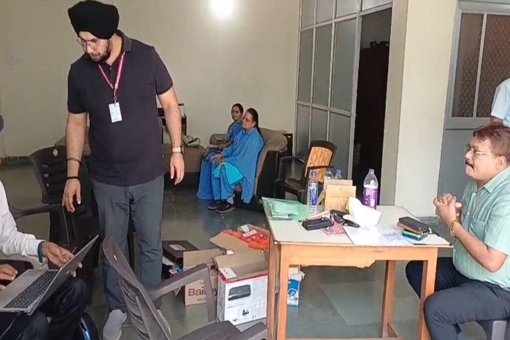 EOW Raid in Katni: बिजली कंपनी के असिस्टेंट इंजीनियर के ठिकानों पर EOW की रेड, छापेमारी में मिली करोड़ों की संपत्ति