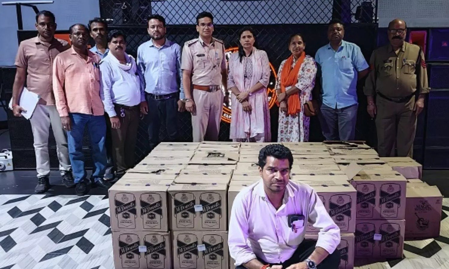 आबकारी विभाग का छापा: भिलाई के बार में 62 पेटी अवैध शराब जब्त, मिलावट करने का शक