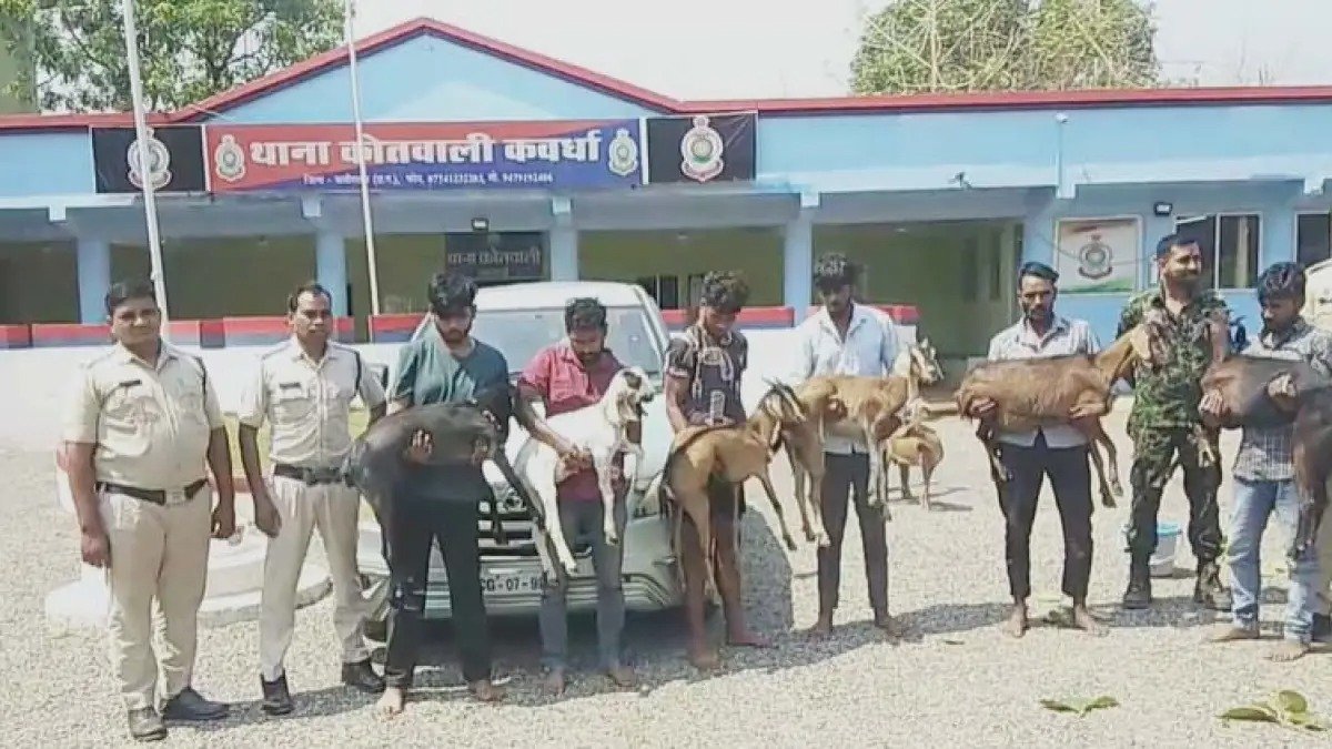 बकरा चोरों का भंडाफोड़ : बकरियों को कंधे पर लदवाकर शहर में निकाला जुलूस, 7 आरोपी गिरफ्तार