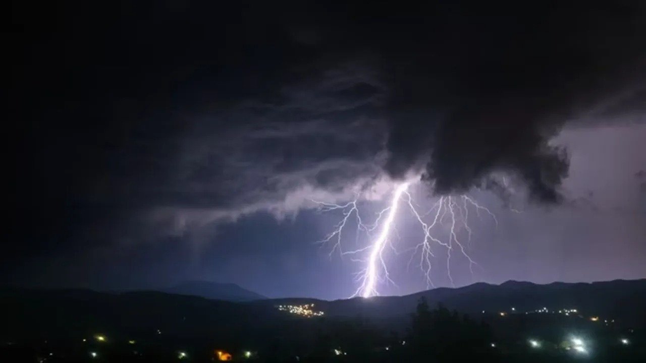 Lightning Strike Death : आसमानी आफत का कहर, आकाशीय बिजली गिरने से 3 व्यक्ति और 4 मवेशियों की मौत