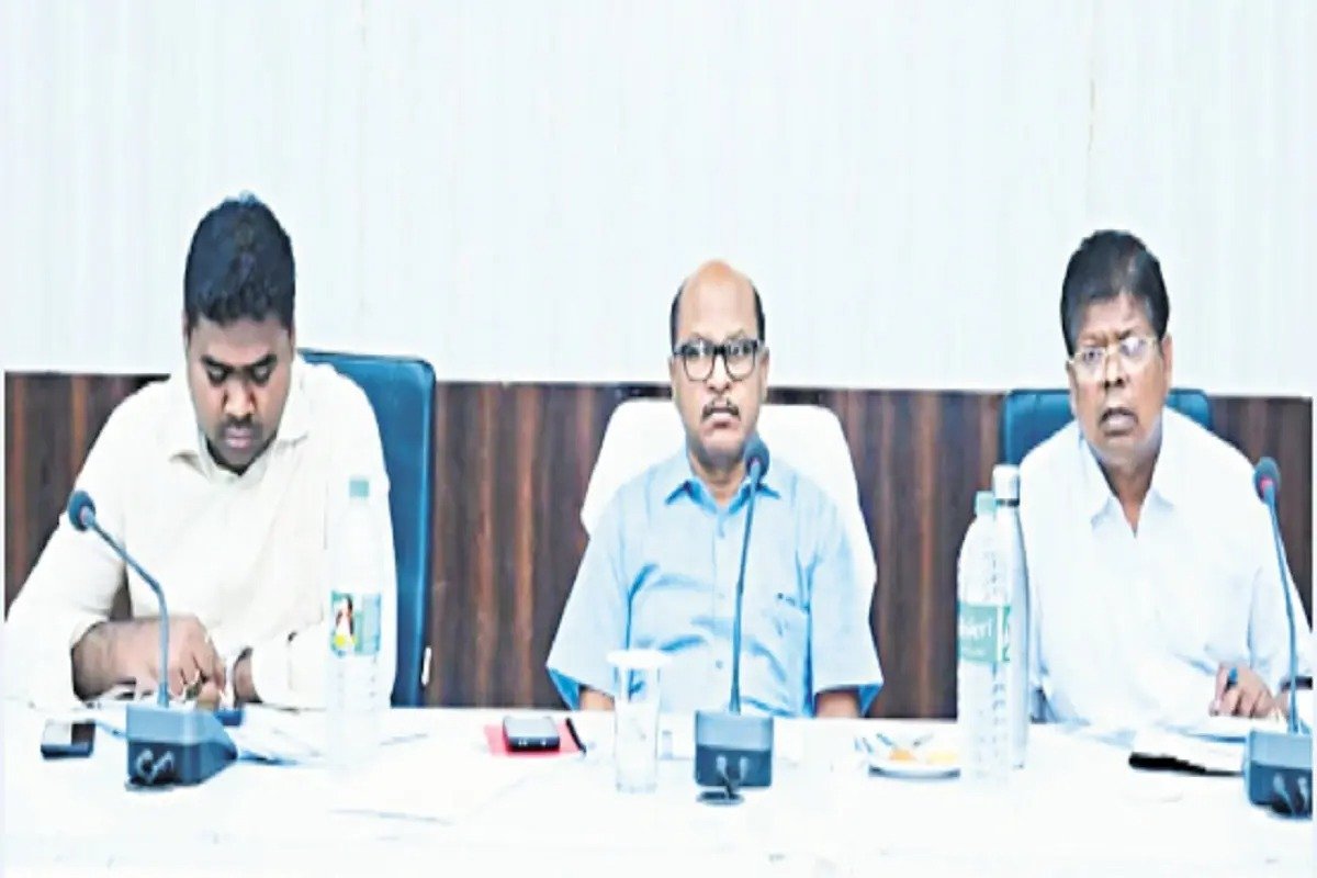 CG News : PMAY में भारी लापरवाही उजागर, 11 सचिवों पर गिरी गाज, कलेक्टर ने थमाया नोटिस