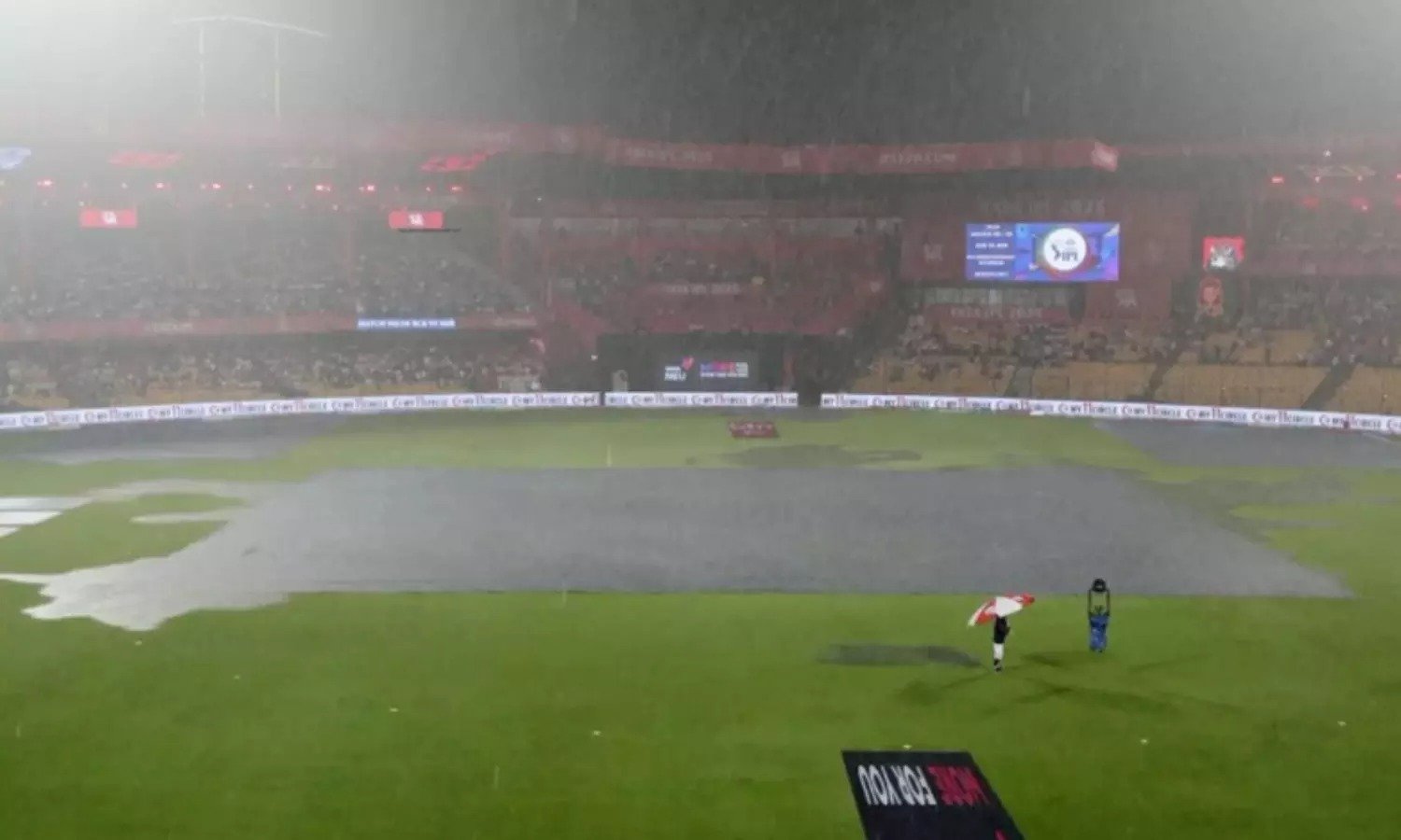 RCB VS KKR: IPL में बारिश का कैसा असर? रिजल्ट चाहिए तो खेलने होंगे कम से कम 5-5 ओवर