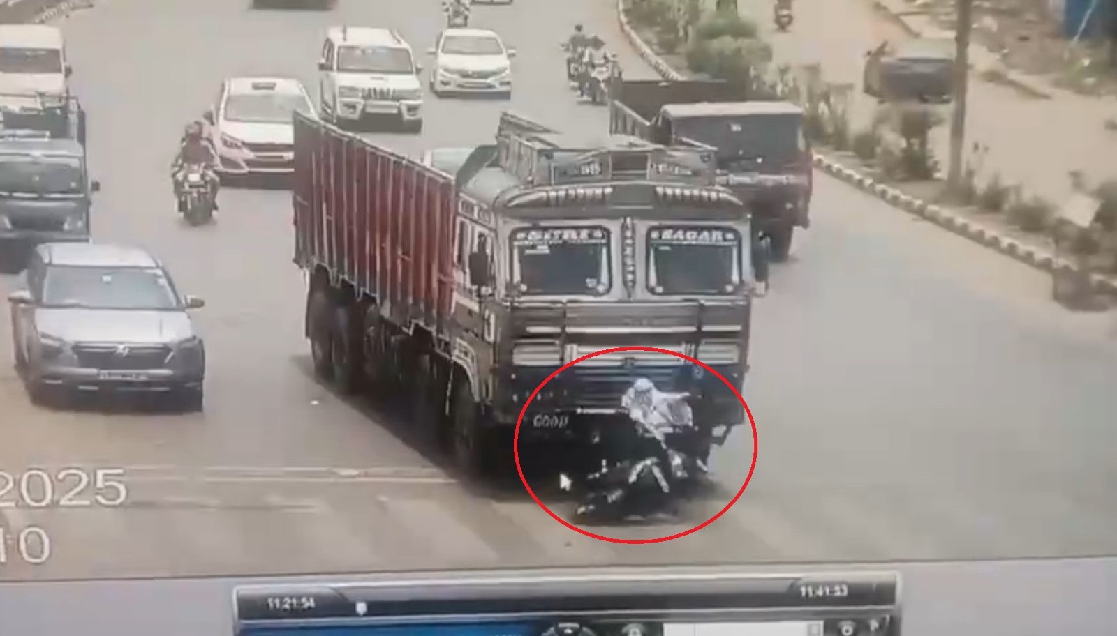 VIDEO : राजधानी रायपुर में दर्दनाक सड़क हादसा! ट्रक के नीचे दबने से हुई युवती की मौत