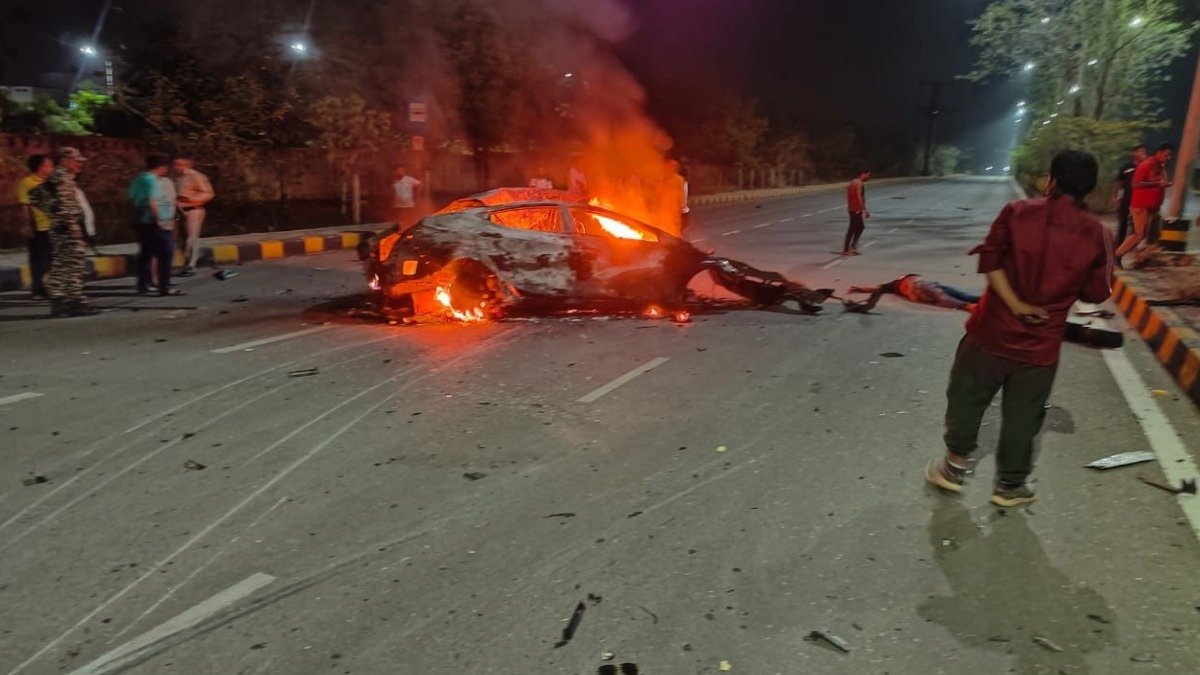 रायपुर में देर रात भीषण सड़क हादसा: कार सवार युवक की जिंदा जला, दो अन्य गंभीर घायल