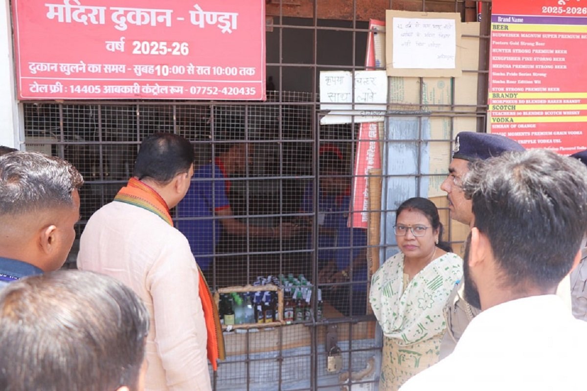 Gaurela-Pendra-Marwahi News: अचानक शराब दुकान पहुंच गए छत्तीसगढ़ के ये मंत्री, पूछने लगे शराब की वैरायटी और स्टॉक