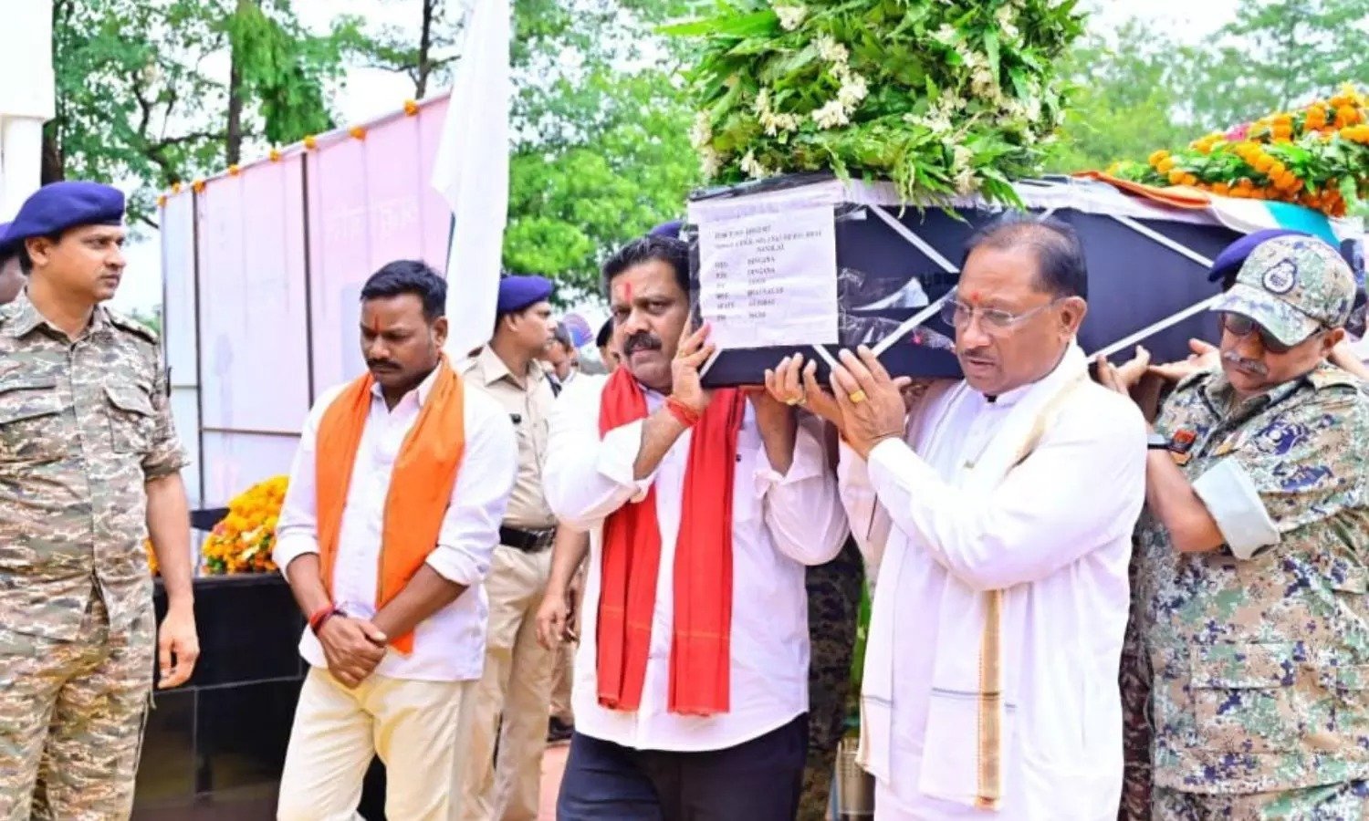 Raipur: नक्सल ऑपरेशन में शहीद जवान को CM – डिप्टी सीएम ने दिया कंधा, एयरलिफ्ट कर पार्थिव शरीर भेजेंगे गुजरात