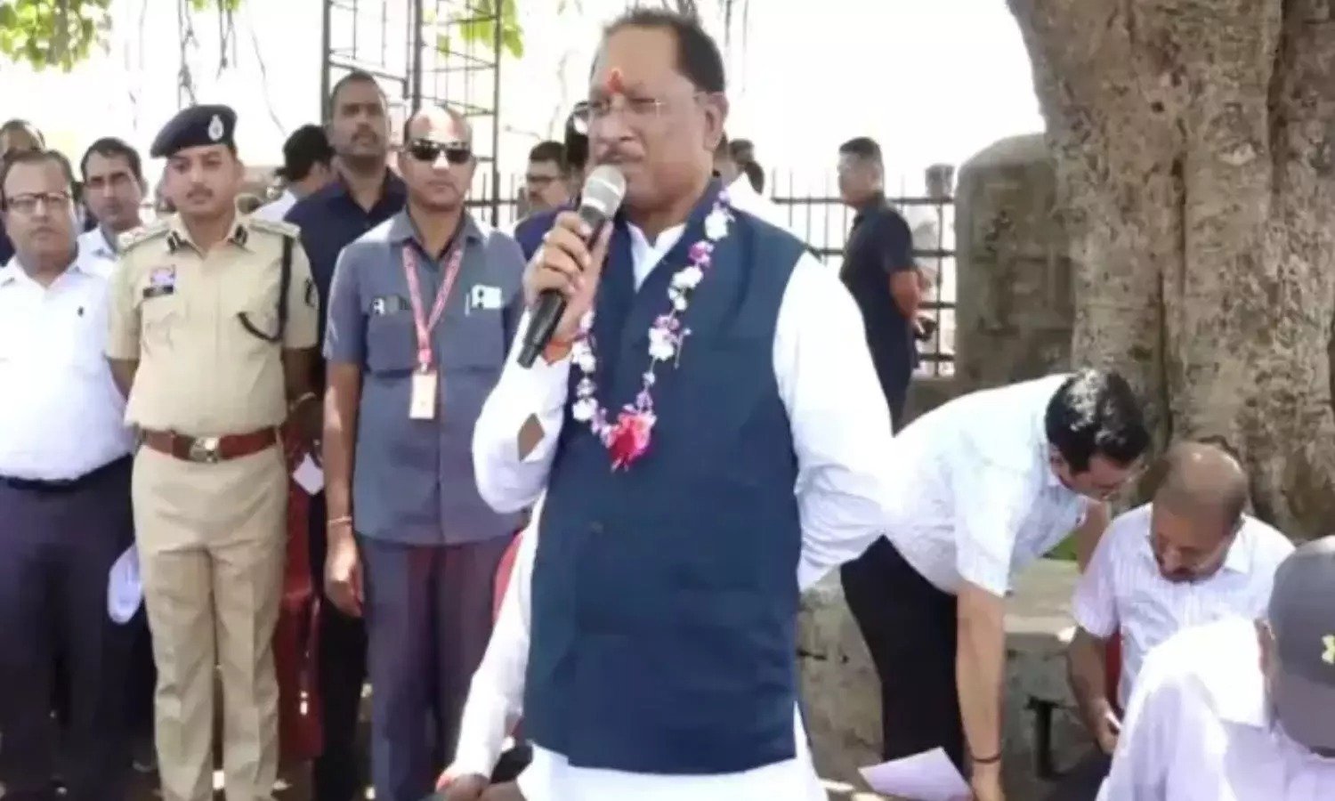 Sushasan Tihar 2025: बेमेतरा पहुंचे मुख्‍यमंत्री विष्‍णुदेव साय, ग्रामीणों के लिए खोला सौगातों का पिटारा