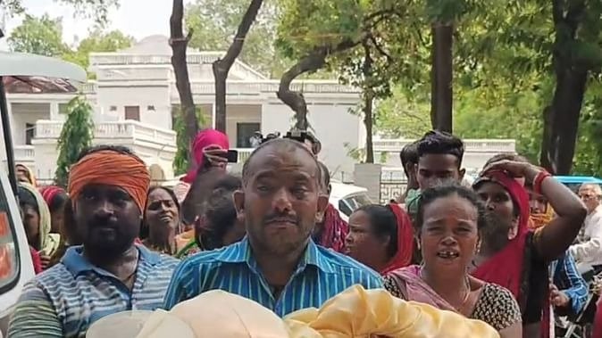 निगम की मनमानी ने ली जान: अतिक्रमण के नाम पर तोड़ा घर, कैंसर पीड़ित बच्चे की हुई मौत; रोते-बिलखते रहे परिजन
