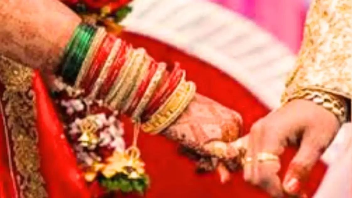 दुल्हन के साथ ले रहा था फेरे, तभी मंडप में पहुंच गई गर्लफ्रेंड, दूल्हे से पूछा- मुझे नहीं भेजा इनविटेशन