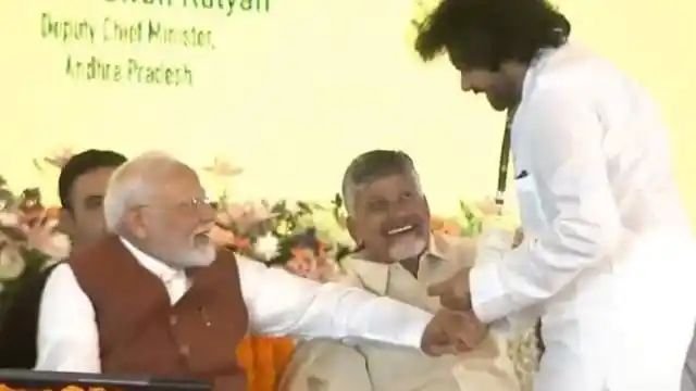 मंच पर मौजूद PM मोदी ने अचानक पवन कल्याण को बुलाया अपने पास, फिर थमा दी चॉकलेट; देखें वीडियो