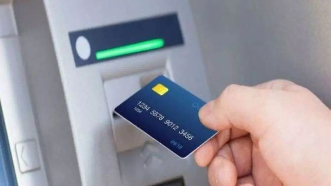 ATM से पैसा निकालना होगा महंगा, बैंक खाते का बैलेंस जानना है तो देने होंगे इतने रुपये, नये नियम लागू