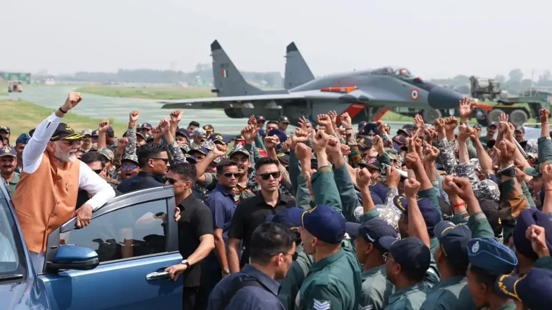 PM Modi From Adampur Airbase: आदमपुर एयरबेस से पीएम मोदी ने दी पाकिस्तान को चेतावनी, कहा- अपनी शर्तों पर देंगे आतंकी हमलों का जवाब, घर में घुसकर मारेंगे