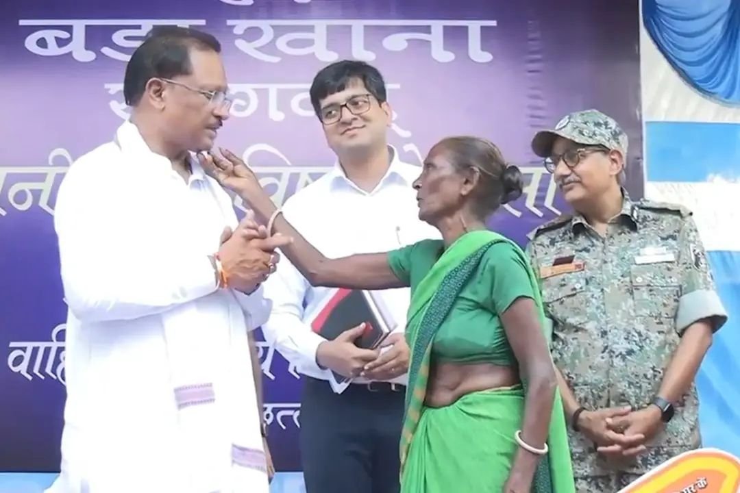 PM आवास की चाबी पाकर भावुक हुई बुजुर्ग महिला, खास अंदाज में CM को दिया आशीर्वाद, दिल छू लेने वाला वीडियो आया सामने