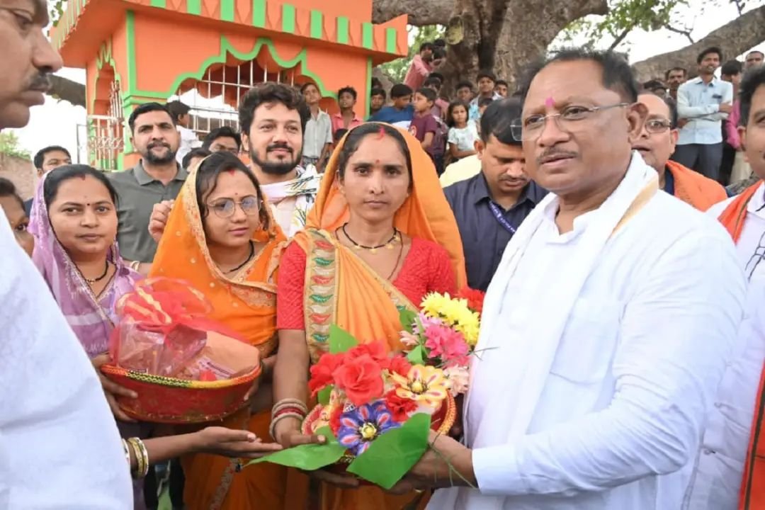 CG Hindi News: झुरानदी में बिना पूर्व सूचना पहुंचे मुख्यमंत्री, बरगद पेड़ की छांव चौपाल लगाकर सुनीं ग्रामीणों की समस्याएं