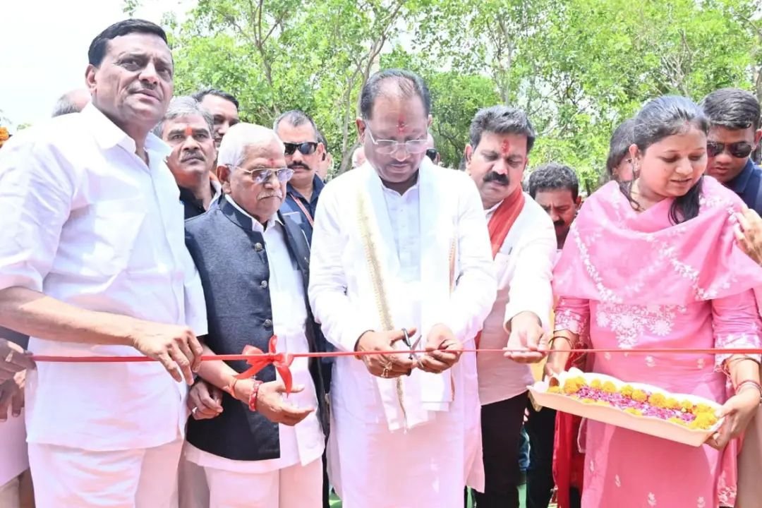 CG News: सीएम साय ने 226 अटल आवासों का किया लोकार्पण, हितग्राहियों को सौंपी सपनों के घर की चाबी