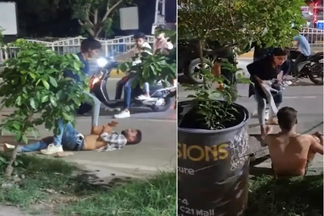 रात में बीच सड़क युवक और युवती के बीच विवाद, प्रेमी के कपड़े उतरवा कर की पिटाई, देखें वायरल वीडियो