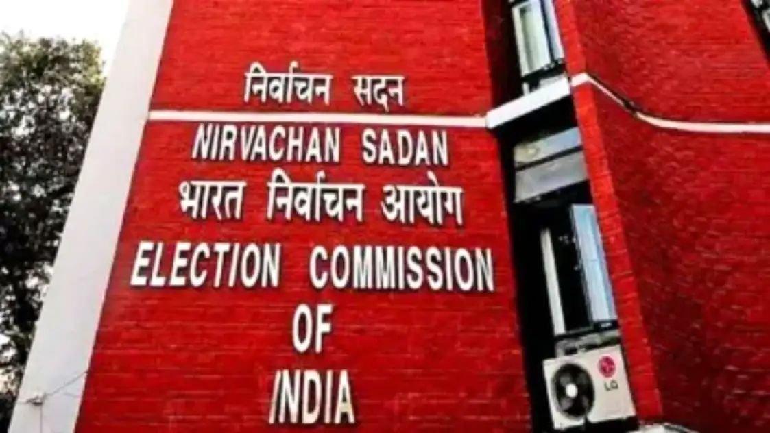 New Election Rule: अब मतदान केंद्र के बाहर मोबाइल जमा कर सकेंगे वोटर, प्रचार नियमों में भी बड़े बदलाव
