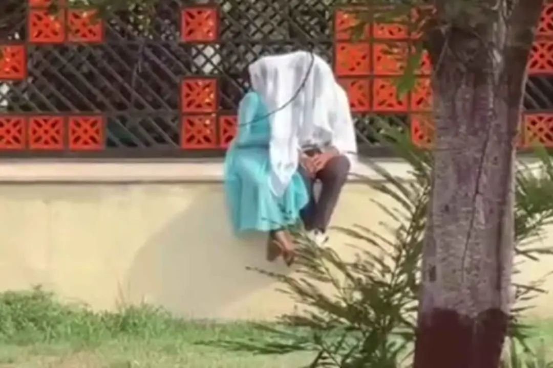 Couple Viral Video: बेशर्मी की हदें पार.गार्डन में खुलेआम ऐसी हरकत करते नजर आए कपल, वायरल हुआ वीडियो