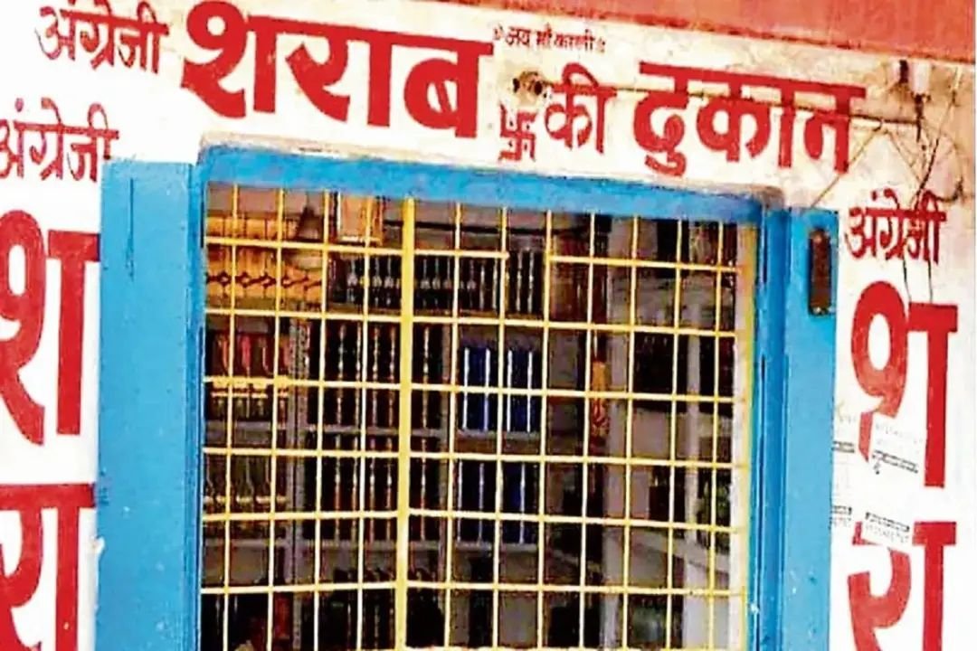 MP News: कलेक्टर ने आरआई और पटवारियों से खरीदवाया शराब, इस वजह से ग्राहक बनाकर भेजा दुकानों पर, हुआ ये बड़ा खुलासा