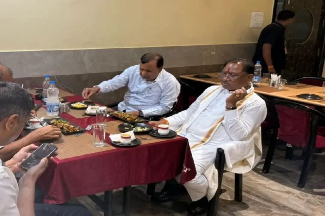 Chhattisgarh News: न कोई तामझाम, न कोई सुरक्षा.. अचानक इस ढाबे पर रुक गए सीएम साय, रायपुर लौटते वक्त किया भोजन