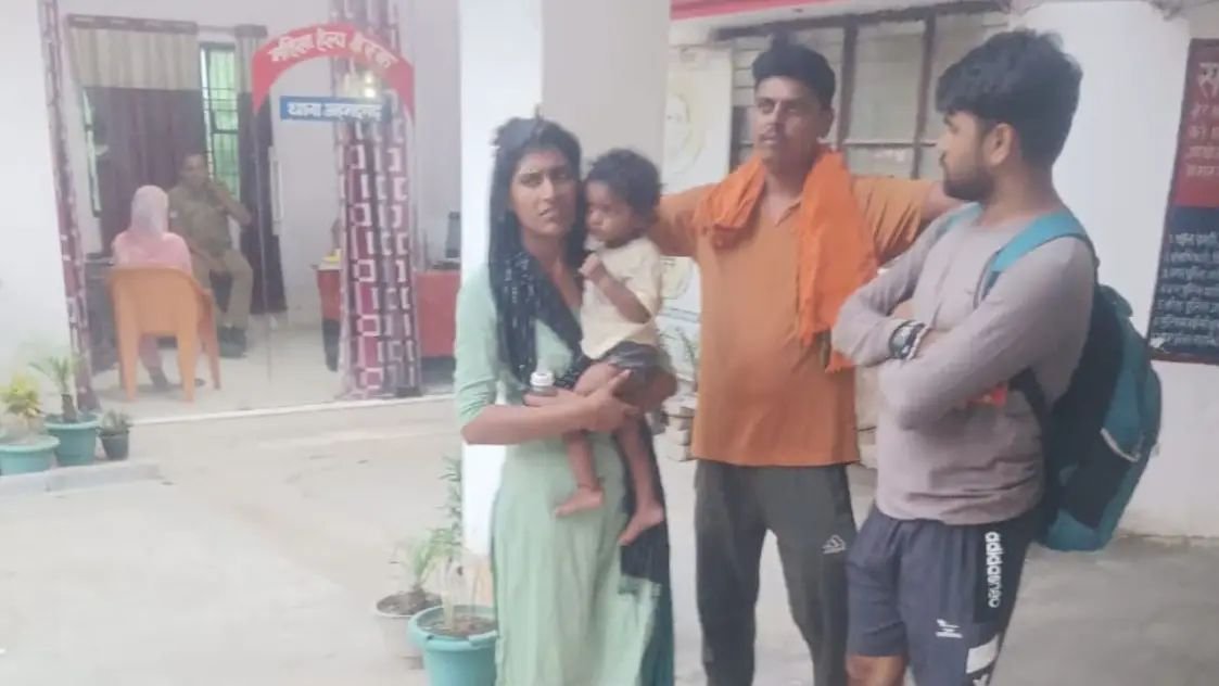 नीले ड्रम का डर! पति ने खुद पत्नी को प्रेमी को सौंपा, थाने में दोनों को दिया आशीर्वाद, कहा- अब साथ रहो