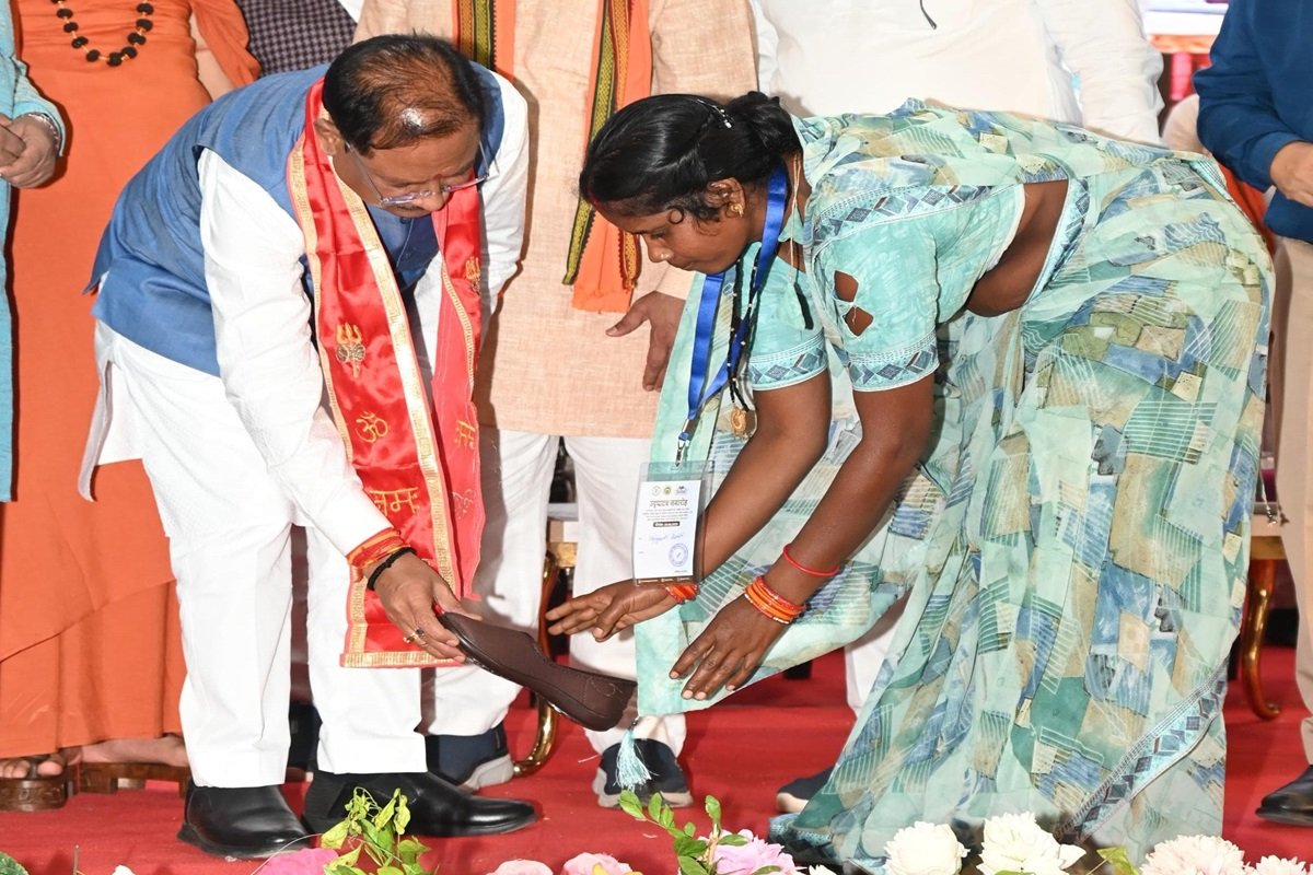 अब तेंदूपत्ता संग्राहकों के पैर में नहीं चुभेगा कांटा, फिर से शुरू हुई चरण पादुका योजना, सीएम साय बोले- यह आदिवासी भाइयों के सम्मान का प्रतीक