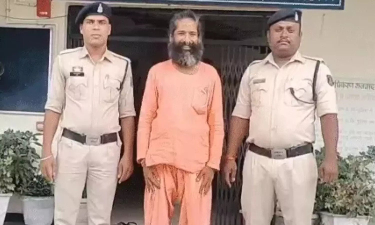 डोगरगढ़ का पाखंडी बाबा गिरफ्तार: गोवा स्टाइल आश्रम से आपत्तिजनक चीजें बरामद, युवाओं को बनाया जा रहा निशाना