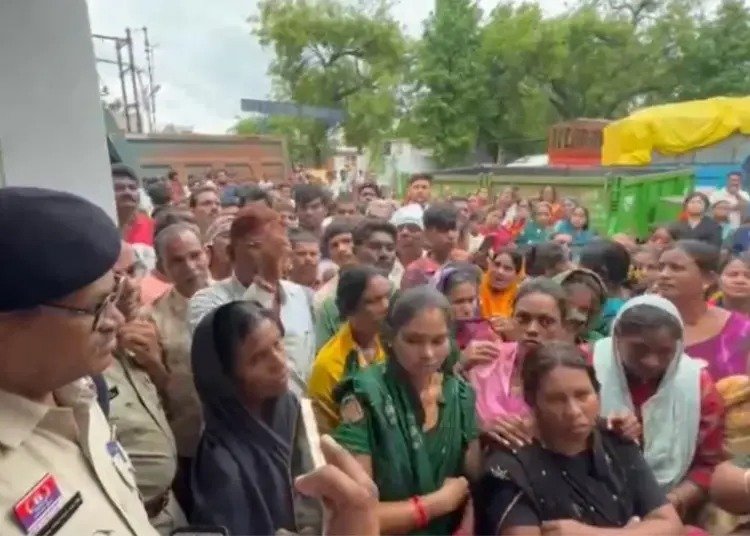 बेमेतरा में मामूली लेनदेन विवाद ने ली जान: सनकी युवक ने पड़ोसियों को बोलेरो गाड़ी से रौंदा, एक की मौत, दो गंभीर घायल