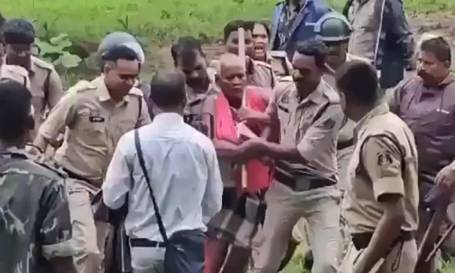 Raigarh News: हसदेव के बाद अब महाजेनको के जंगल की हो रही कटाई, विरोध करने पर कई लोग गिरफ्तार
