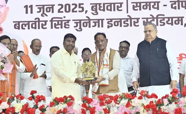CG News: अपेक्स बैंक के नए अध्यक्ष केदारनाथ गुप्ता के पदभार ग्रहण में शामिल हुए सीएम साय, फरसाबहार में नई शाखा का किया शुभारंभ, कहा- पीएम मोदी के नेतृत्व में घर-घर तक पहुंच रही सहकारिता