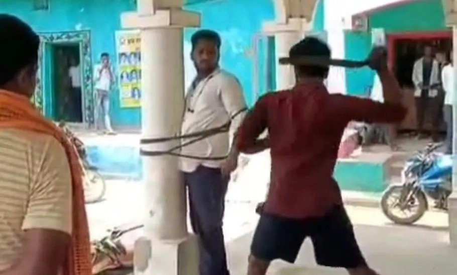 बलौदाबाजार में खनन माफियाओं के हौसले बुलंद: शिकायत करने पर युवक की बेरहमी से की पिटाई, पोल से बांधकर बेल्ट-डंडे से पीटा