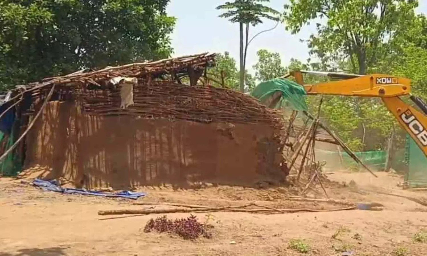 Bulldozers Action: उदंती अभ्यारण क्षेत्र में अवैध बस्ती पर चला बुलडोजर, हजारों पेड़ काटकर किया था कब्जा