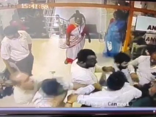 ICU में घुसकर डॉक्टर से हाथापाई, युवक कांग्रेस नेताओं पर मारपीट का आरोप, CCTV में कैद वारदात