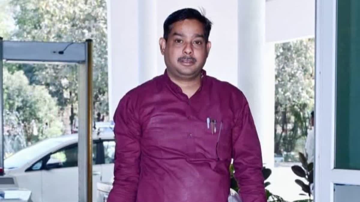 Chhattisgarh News: छत्तीसगढ़ के इस कांग्रेस विधायक के खिलाफ FIR, पड़ोसी ने लगाए ये गंभीर आरोप, MLA ने भी दर्ज कराया मामला