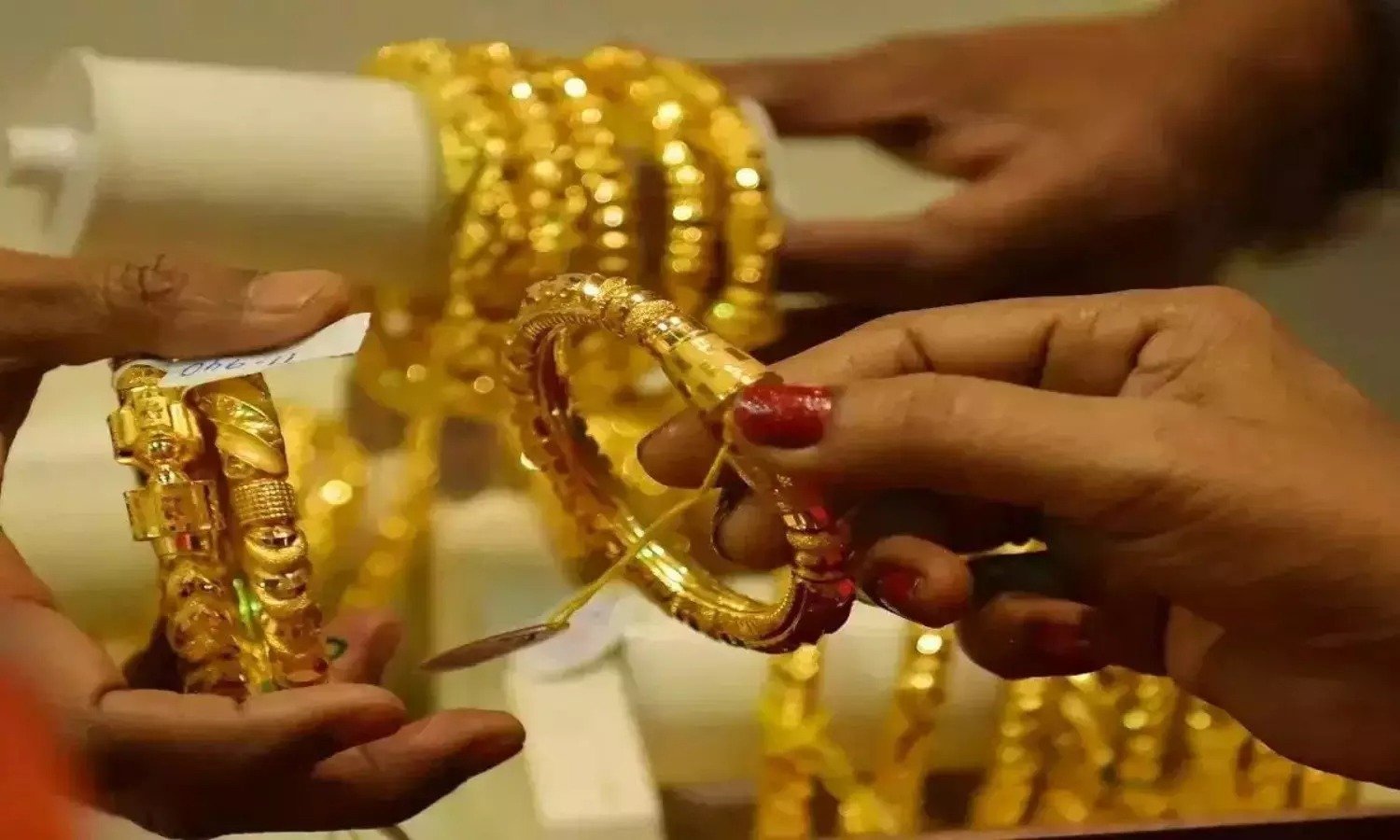 Gold-Silver Today Price: धनतेरस के पहले फिर उछला सोना, चांदी की चमक हो गई और तेज, जानें आत का ताजा भाव